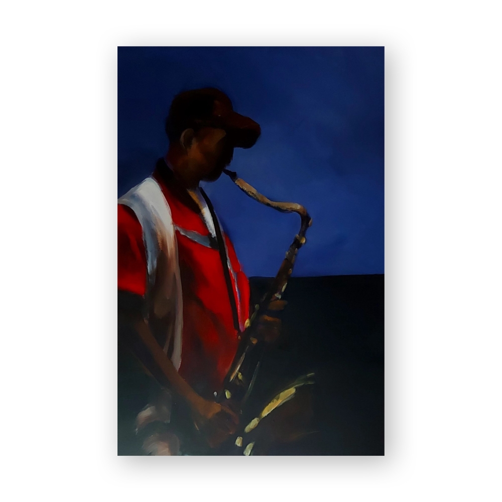 Saxofonist op blauwe achtergrond